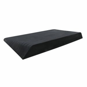 “Rampe Incliné Caoutchouc Réf : 825116, rampe d’accès en caoutchouc noir rainuré, hauteur 6 cm, largeur 110 cm, profondeur 42 cm, poids 13.8 kg, idéale pour faciliter l’accès aux personnes à mobilité réduite.