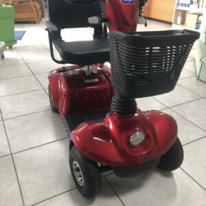 Mobility scooter rouge avec siège noir et panier, disponible à la vente chez MedicSante.fr dans la catégorie Matériel d’occasion.